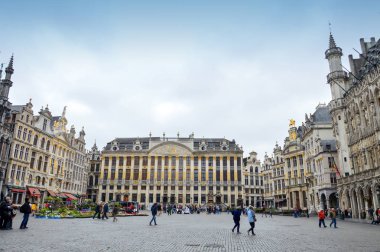 Brussels, Belçika - Nisan 2015: Grand Place, Merkezi Meydanı şehir zengin klasik bina ve yapıların çevrili Brüksel Belçika en unutulmaz landmark bulunan