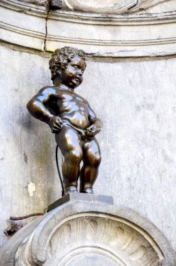 Manneken Pis veya küçük adam işemek, bir Simgesel Yapı küçük bronz heykel Grand Place, Brussels, Belçika yakınında bulunan yaşlı Hironymus Duquesnoy tarafından tasarlanmıştır