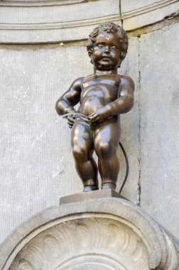 Manneken Pis veya küçük adam işemek, bir Simgesel Yapı küçük bronz heykel Grand Place, Brussels, Belçika yakınında bulunan yaşlı Hironymus Duquesnoy tarafından tasarlanmıştır