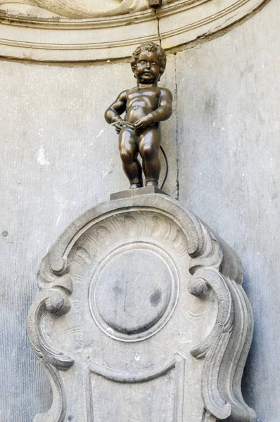 Manneken Pis or Little Man Pee, a landmark small bronze sculpture designed by Hironymus Duquesnoy the Elder, located near Grand Place in the city of Brussels, Belgium — Stock Photo, Image