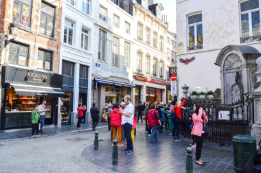 Brussels, Belçika - Nisan 2015: Manneken Pis veya küçük adam işemek, Brüksel, Belçika Grand Place yakınında bir Simgesel Yapı küçük bronz heykel gelen turist gurup