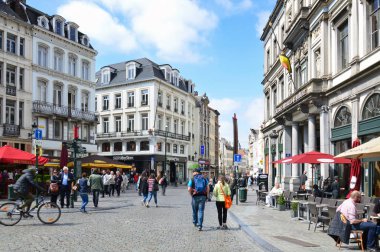 Brussels, Belçika - Nisan 2015: Turistik alan çim Pazar (Grasmarkt) 17-18 yüzyıldan şehir merkezi Brüksel, Belçika'ünlü Grand Place yakınındaki tarihi binalar korunmuş çevrili Agora Meydanı