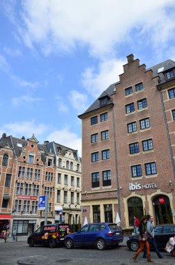 Brussels, Belçika - Nisan 2015: Turistik alan çim Pazar (Grasmarkt) 17-18 yüzyıldan şehir merkezi Brüksel, Belçika'ünlü Grand Place yakınındaki tarihi binalar korunmuş çevrili Agora Meydanı