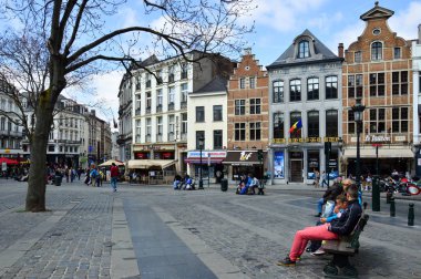 Brussels, Belçika - Nisan 2015: Turistik alan çim Pazar (Grasmarkt) 17-18 yüzyıldan şehir merkezi Brüksel, Belçika'ünlü Grand Place yakınındaki tarihi binalar korunmuş çevrili Agora Meydanı
