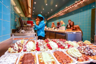 Brussels, Belçika - Nisan 2015: Le Funambule, Grand Place Brüksel, Belçika'nın Manneken Pis landmark yer alan ünlü ev yapımı gözleme Salonu