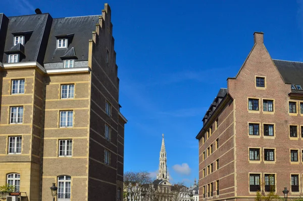 Brussel, België - April 2015: Bewaarde oude Europese-stijl residentiële en commerciële gebouwen op de straten van Brussel-stad, België — Stockfoto