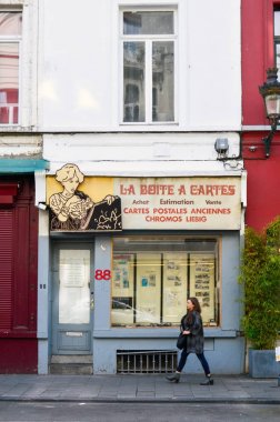 Brussels, Belçika - Nisan 2015: Eski Avrupa tarzı konut ve ticari binalar korunmuş sokaklarında Brussels City, Belçika