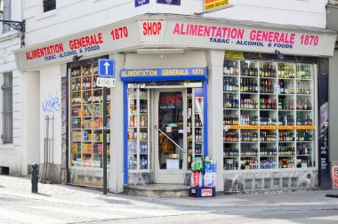 Brussels, Belçika - Nisan 2015: gıda, tütün ve alkollü içecekler Brüksel, Belçika'daki satış yerel bakkal
