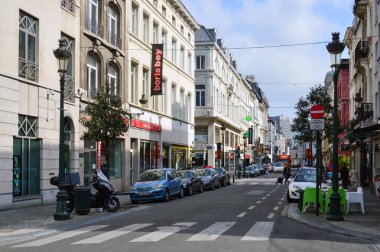 Brussels, Belçika - Nisan 2015: Eski Avrupa tarzı konut ve ticari binalar korunmuş sokaklarında Brussels City, Belçika