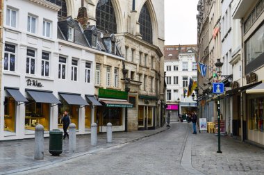 Brussels, Belçika - Nisan 2015: Eski Avrupa tarzı konut ve ticari binalar korunmuş sokaklarında Brussels City, Belçika
