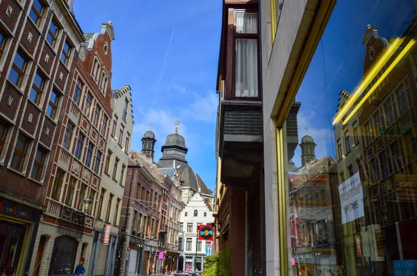 比利时布鲁塞尔-2015年4月: 在比利时布鲁塞尔城的街道上保存着古老的欧式住宅和商业建筑 — 图库照片