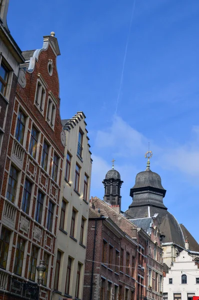 比利时布鲁塞尔-2015年4月: 在比利时布鲁塞尔城的街道上保存着古老的欧式住宅和商业建筑 — 图库照片