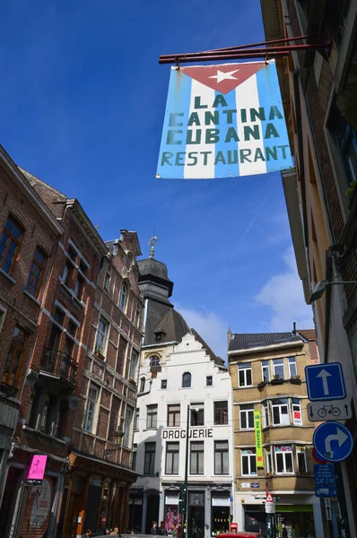 Bruxelles, Belgique - Avril 2015 : vieux bâtiments résidentiels et commerciaux de style européen préservés dans les rues de Bruxelles-Ville, Belgique — Photo