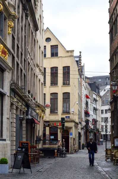 Bruksela, Belgia - kwietnia 2015: Zachowane stare europejskim stylu budynków mieszkalnych i komercyjnych na ulicach miasta Bruksela, Belgia — Zdjęcie stockowe