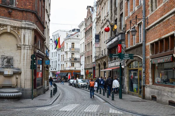 Brussels, Belçika - Nisan 2015: Eski Avrupa tarzı konut ve ticari binalar korunmuş sokaklarında Brussels City, Belçika