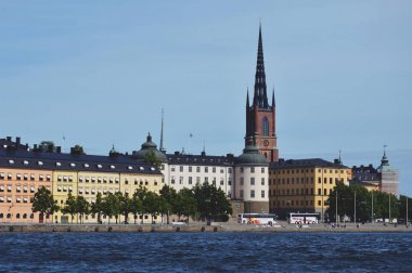 Cityscape görünümü Stockholms eski şehrin yoğun arkaik binalar tarafından Kuzey Alman mimarisinin etkisinde tarafından yer alan ünlü Gamla Stan alanında.