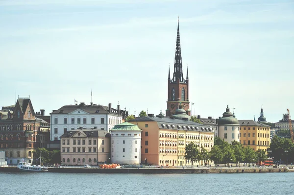 Vista del paisaje urbano del casco antiguo de Stockholms en la famosa zona de Gamla Stan densamente situada por edificios arcaicos influenciados por la arquitectura del norte de Alemania — Foto de Stock