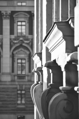 Işık ve gölge yansıtır Gamla Stan, Stockholm, İsveç eski şehir tarihi binaların üzerinde