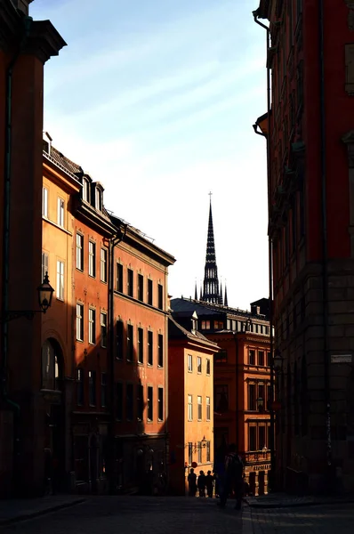 ガムラ ・ スタン、ストックホルム、スウェーデンの旧市街の歴史的建造物に反映する光と影 — ストック写真