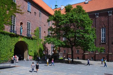 Stockholm, İsveç - Temmuz 2014: Courtyard Stockholm City Hall, en Belediye Meclisi evler turist tarafından ziyaret ve Nobel Ödülü Ziyafet mekan olmak Swedens ünlü bina her yıl düzenlenen
