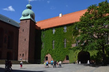 Stockholm, İsveç - Temmuz 2014: Courtyard Stockholm City Hall, en Belediye Meclisi evler turist tarafından ziyaret ve Nobel Ödülü Ziyafet mekan olmak Swedens ünlü bina her yıl düzenlenen