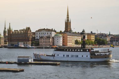 Stockholm, İsveç - Temmuz 2014: Stockholms eski şehirde yoğun arkaik binalar tarafından Kuzey Alman mimarisinin etkisinde tarafından yer alan ünlü Gamla Stan alan tarafından turist tekne yolculukları