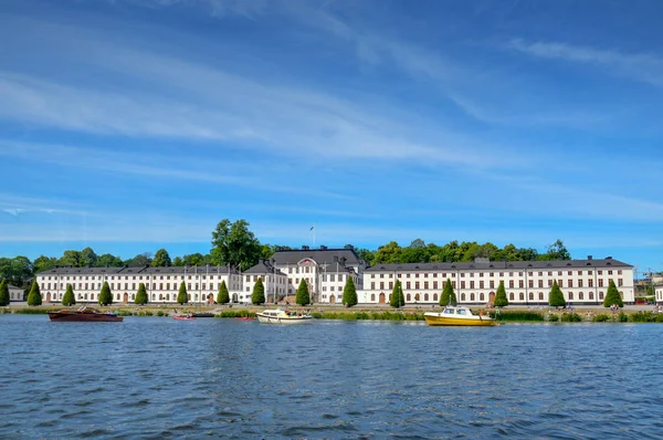 스톡홀름, 스웨덴-7 월 2014: Karlberg 궁전 또는 Karlberg 성 솔 나 시 스웨덴 하우스 군사 아카데미 Karlberg에서에서 세계에서 가장 오래 된 사관 학교 생도 학교 그것의 원래 건물에서 실행 Karlberg 운하에 의해 — 스톡 사진