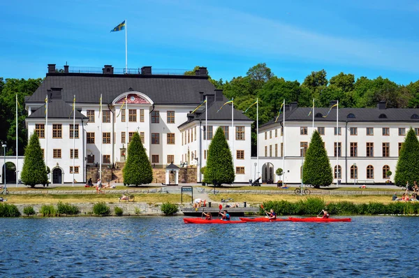 Estocolmo, Suecia - Julio 2014: Los turistas en kayak pasan por la Academia Militar de Karlberg en el Palacio de Karlberg o el Castillo de Karlberg situado junto al Canal de Karlberg en el municipio de Solna en Suecia —  Fotos de Stock