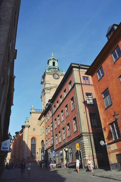 Estocolmo, Suecia - Julio 2014: Edificios históricos y la torre del reloj de la Gran Iglesia de Estocolmo Catedral en Gamla Stan — Foto de Stock