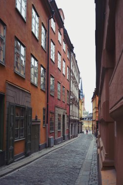 Stockholm, İsveç - Temmuz 2014: Eski kasaba of Stockholm Gamla Stan dar Arnavut kaldırımı caddesindeki tarihi ile