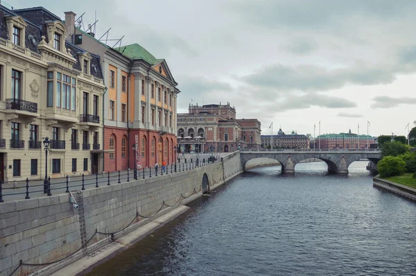 Estocolmo, Suecia - julio de 2014: Puente de Norrbro que une Norrmalm y el antiguo distrito de Estocolmo en Gamla Stan — Foto de Stock