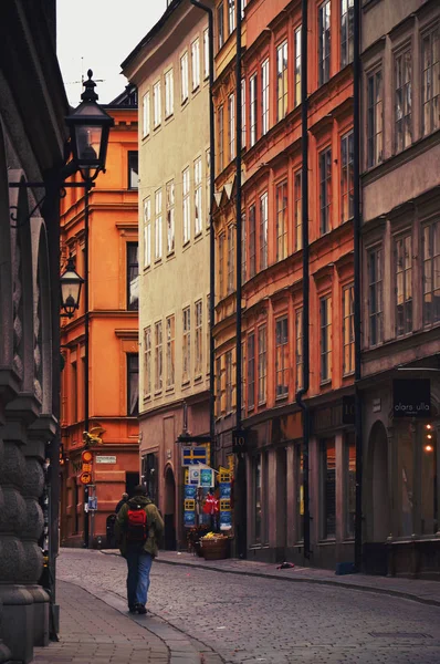 Sztokholm, Szwecja - lipiec 2014: Turystów, którzy chodzą na brukowane uliczki na rynku w Gamla Stan, stare miasto w Sztokholmie, w Szwecji — Zdjęcie stockowe