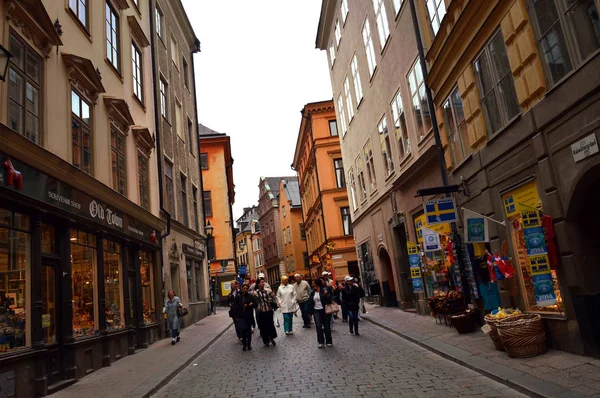 スウェーデンのストックホルム旧市街ガムラ ・ スタンの市場の古い石畳の通りの上を歩くストックホルム, スウェーデン - 2014 年 7 月: 観光客 — ストック写真