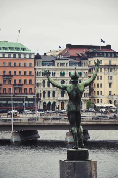 Estocolmo, Suecia - Julio 2014: Estatua de bronce de The Soloist, una escultura de Carl Milles situada en la parte inferior de la Stormparterren en Estocolmo, en memoria de Esaias Tegner, poeta y personalidad cultural sueca — Foto de Stock