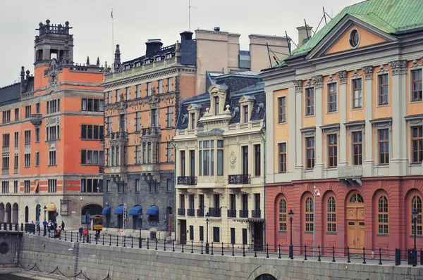 Estocolmo, Suecia - Julio 2014: Antiguos edificios clásicos en el centro de Estocolmo cerca de Gamla Stan, el casco antiguo de Estocolmo en Suecia — Foto de Stock