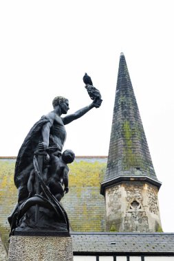 Kingston upon Thames, İngiltere - Nisan 2018: bronz bir adam heykeli ve savaş Memorial Gardens Kingston upon Thames, İngiltere'de şehir merkezinde yer alan iki çocuk