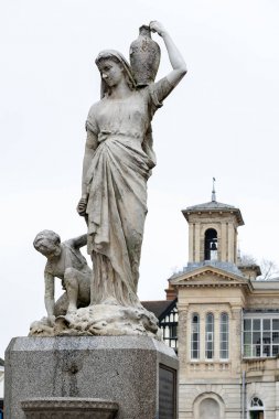 Kingston upon Thames, İngiltere - Nisan 2018: Shrubsole Memorial, Henry Shrubsole, eski Belediye Başkanı, 1880 yılında ölen Kingston adanmış kadının mermer heykel bulunan önünde eski Belediye Binası üzerinde pazar yeri
