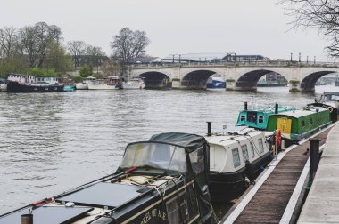 Kingston upon Thames, İngiltere - Nisan 2018: yerel tekne Riverside Walk promenade Kingston, İngiltere'deki Thames Nehri tarafından yerleştirme