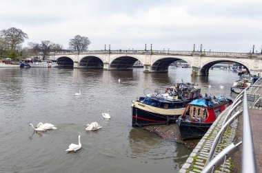 Kingston upon Thames, İngiltere - Nisan 2018: yerel tekne Riverside Walk promenade Kingston, İngiltere'deki Thames Nehri tarafından yerleştirme