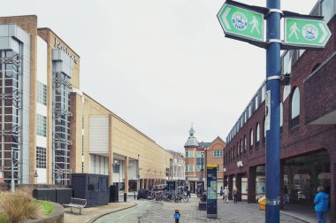 Kingston upon Thames, İngiltere - Nisan 2018: John Lewis (solda) ve Tk Maxx (sağda) alışveriş merkezleri tarafından Kingston, İngiltere'deki Thames Nehri