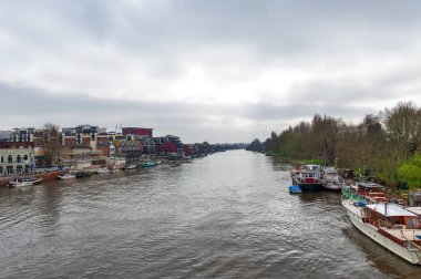 Kingston upon Thames, İngiltere - Nisan 2018: Thames Nehri akan geçmek şehir Kingston upon Thames büyük Londra, İngiltere