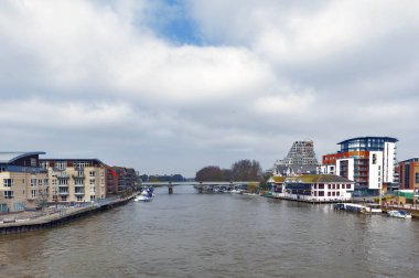 Kingston upon Thames, İngiltere - Nisan 2018: Thames Nehri akan geçmek şehir Kingston upon Thames büyük Londra, İngiltere