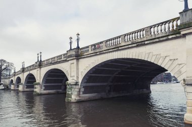 Kingston upon Thames, İngiltere - Nisan 2018: Kingston Köprüsü Kingston, İngiltere'deki Thames Nehri boyunca A308 at Fuarı yolun taşıma