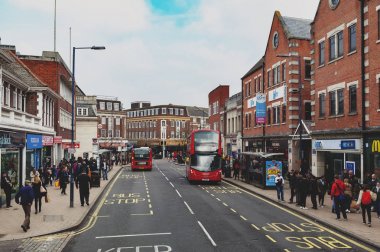 Kingston upon Thames, İngiltere - Nisan 2018: iş ve alışveriş bölgesi üzerinde Eden Street, Kingston upon Thames büyük Londra, İngiltere