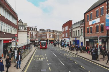 Kingston upon Thames, İngiltere - Nisan 2018: iş ve alışveriş bölgesi üzerinde Eden Street, Kingston upon Thames büyük Londra, İngiltere