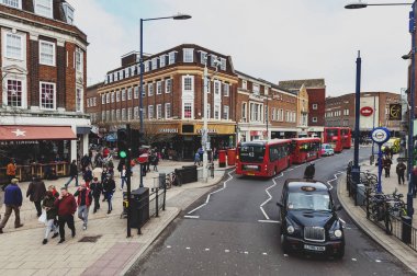 Kingston upon Thames, İngiltere - Nisan 2018: iş ve alışveriş bölgesi üzerinde Eden Street, Kingston upon Thames büyük Londra, İngiltere