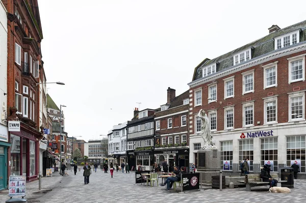 Kingston upon Thames, Reino Unido - abril de 2018: Kingston Market Place, centro de la ciudad con muchas tiendas y comercios en edificios antiguos — Foto de Stock