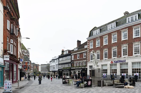 Kingston upon Thames, Storbritannien - April 2018: Kingston Market Place, centrum med massor av affärer och butiker i gamla byggnader — Stockfoto