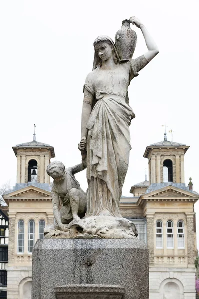 Kingston upon Thames, İngiltere - Nisan 2018: Shrubsole Memorial, Henry Shrubsole, eski Belediye Başkanı, 1880 yılında ölen Kingston adanmış kadının mermer heykel bulunan önünde eski Belediye Binası üzerinde pazar yeri