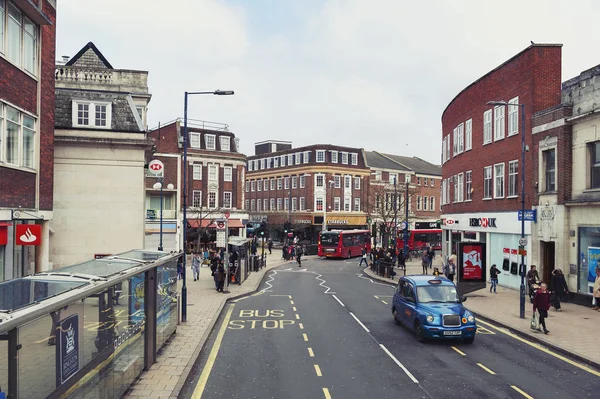 Kingston upon thames, united kingdom - April 2018: Geschäfts- und Einkaufsviertel an der eden street, kingston upon thames im Großraum London, england — Stockfoto